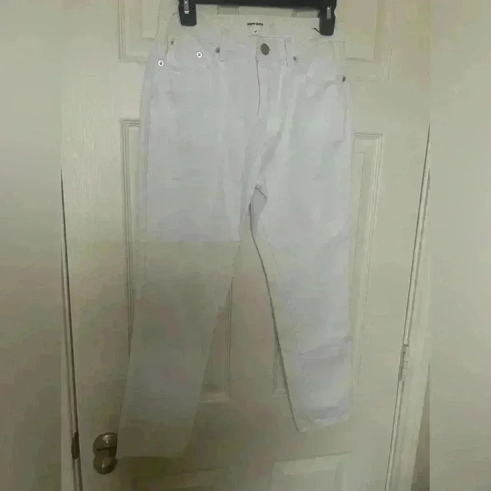 NWOT- Woman’s size 27” super down jeans- white